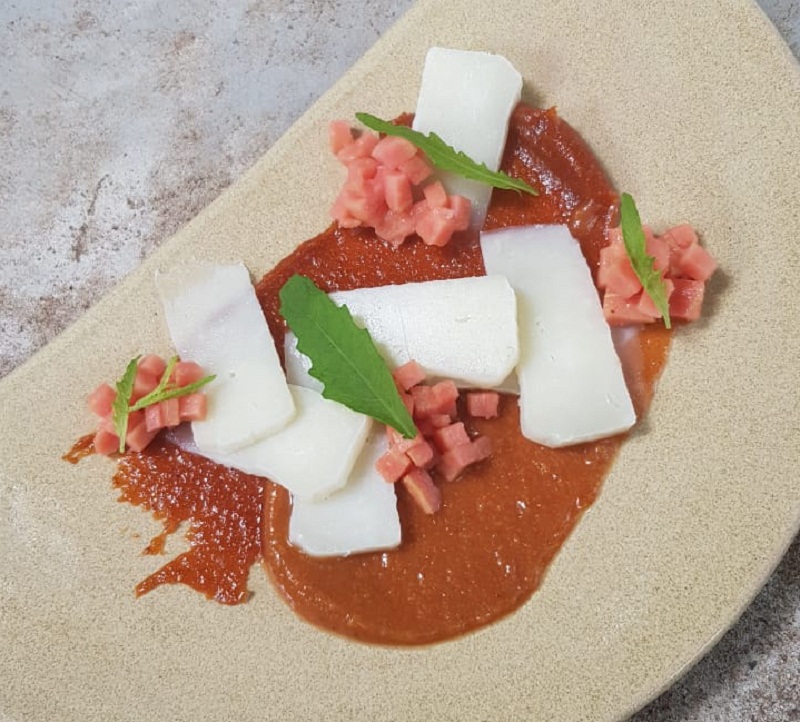 Un postre de guayaba, en dos colores. Uno del dulce de guayaba y el otro de puré de guayaba fresca. Va con queso de cabra madurado. Uno de los modernos platos de Pakurí. Atiende de lunes a viernes para el almuerzo y la cena. Y los sábados solo para la cena.