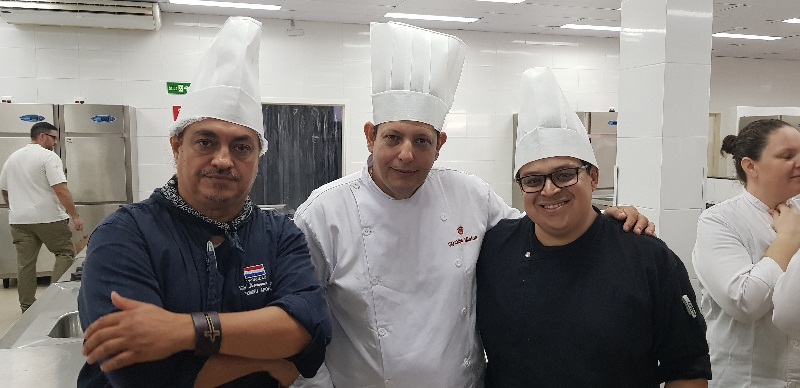 De izquierda a derecha: Vidal Domínguez Díaz, Paraguay; Marcial Barrios, Argentina y Maiko Scheibel, Brasil. Equipo que quedó en segundo lugar.