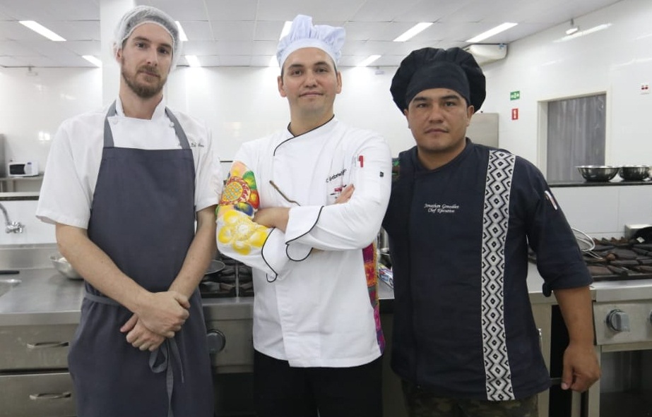 El equipo que resultó ganador. De izquierda a derecha: Mateus Dallmoro, Brasil; Catalino Gabriel Garay, Paraguay y Jhonatan González, Argentina.