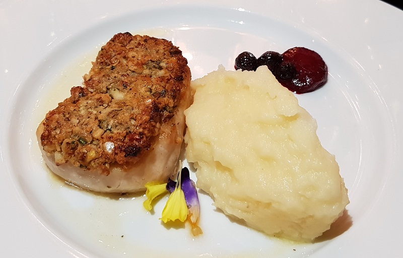 Surubí en costra de frutos secos, salsa de vino blanco, emulsiñón de papa trufada y frutos rojos.