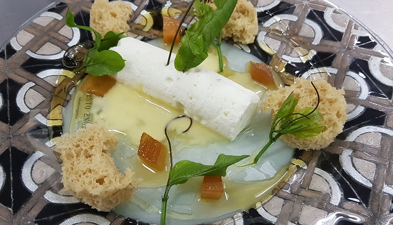 Postre ganador. En el centro un malvavisco de caipirña, a los cotados una falsa esponja de cocido con leche, crema de mburucuja, piedritas de madera comestible e hilos de miel de abeja.