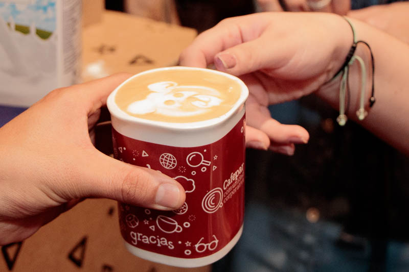 Se obsequiaba una taza de porcelana a todos los asistentes que accedían a dejar en el mural un compromiso con el medio ambiente. También podían disfrutar del latte art a cargo del barista colombiano, Alejandro Murcia.