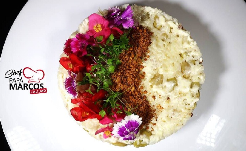 Arroz quesu con poroto manteca arenado con mani ku´i en jardín de flores comestibles.