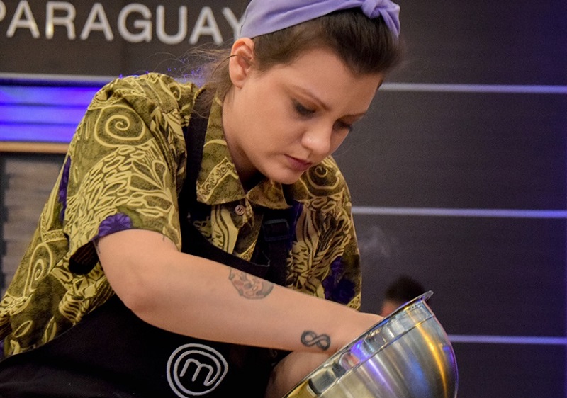 Martita Martínez abandonó anoche MasterChef Paraguay. El cheesecake que estaba preparando se le cayó al piso, poco antes de terminar el tiempo para presentarlo. Fotos del archivo oficial de MasterChef Paraguay.