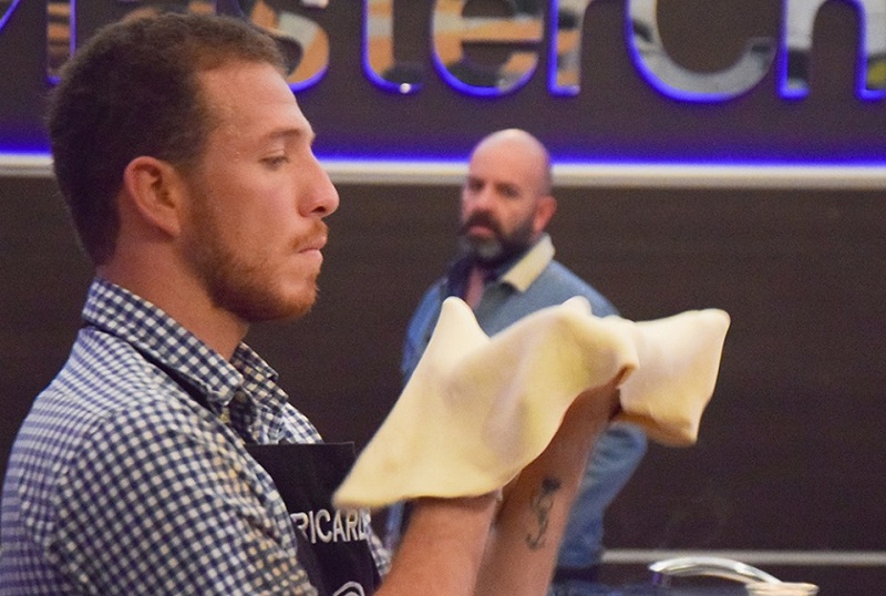 Ricardo, amasando para la pizza. La suya fue la mejor de la noche en MasterChef. La peor, fue la de Walter, quien abandonó la competencia. Foto del sitio oficial de MasterChef Paraguay.