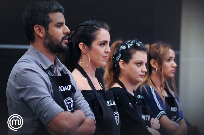 Una foto premonitoria. Tomada antes de la ronda de eliminación. El resultado quedó como muestra la toma. Primero Joaquín, luego Juliana, tercera Martia y última Andrea, que fue eliminada. Foto de la página oficial de MasterChef Paraguy