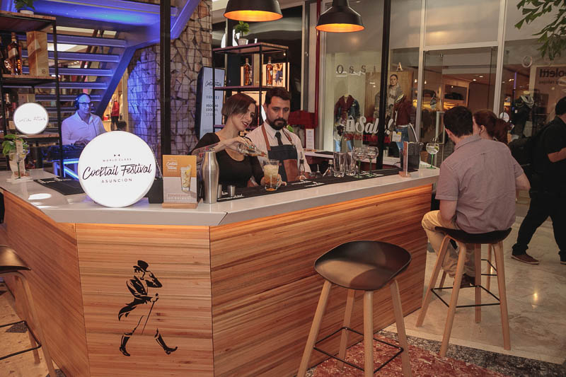 Este es el pop up bar que se instaló en la planta baja del Shopping del Sol, donde todos los días hay actividad en relación al festival de coctelería.