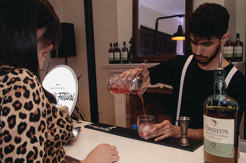 Josmar Figueras, el mejor bartender de Paraguay 2019 preparando un Singleton Berry Fashioned en el marco del Cocktail Festival.