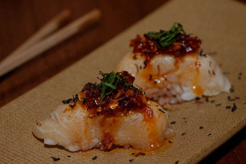 Shiromi Spicy, pescado blanco, salsa de ajo crocante, almendras y ajies peruanos.