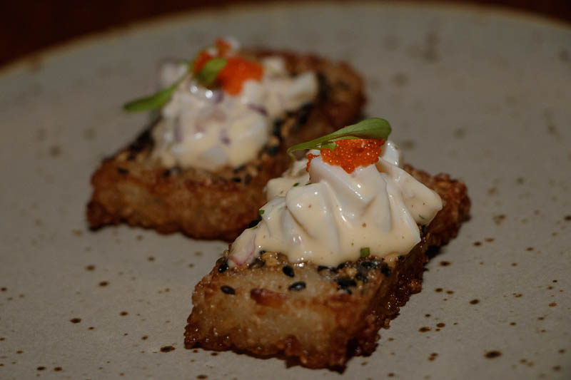 Crispy Rice. Tartar de pulpo, salsa acevichada y masago sobre shari crocante. Huevos de pez usado para decorar, shari sinónimo de arroz