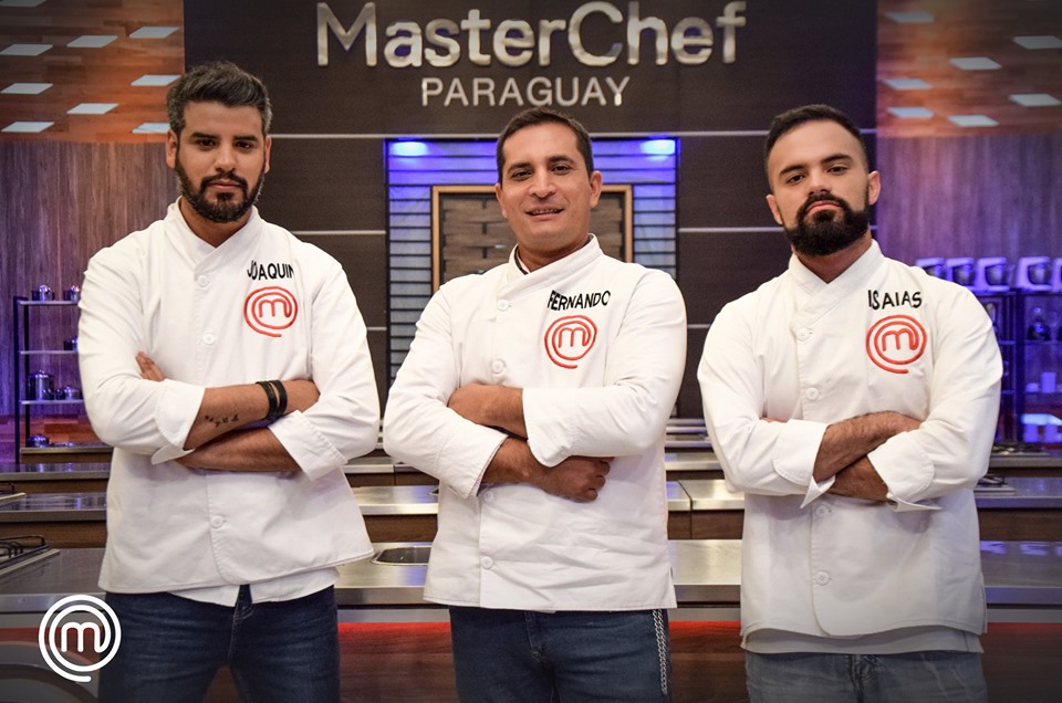 Joaquín, Fernando e Isaías luciendo sus chaquetas de MasterChef. Son los candidatos que disputarán por el título. Anoche se eliminó Ricardo. Foto de la página oficial de MasterChef Paraguay.