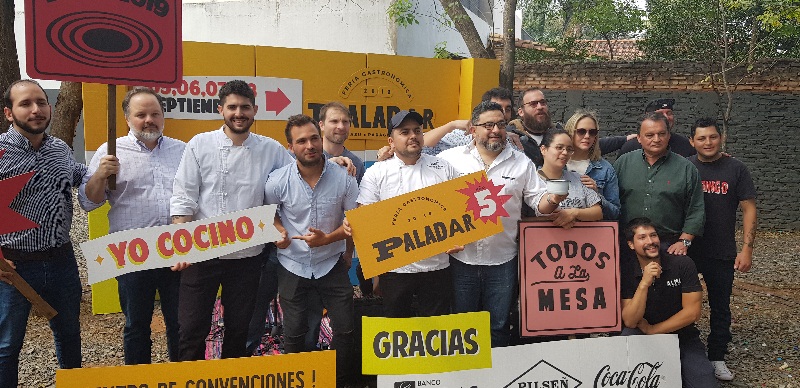 Algunos de los que participaran en la feria Paladar posan juntos durante el acto de presentación realoizado días pasados.