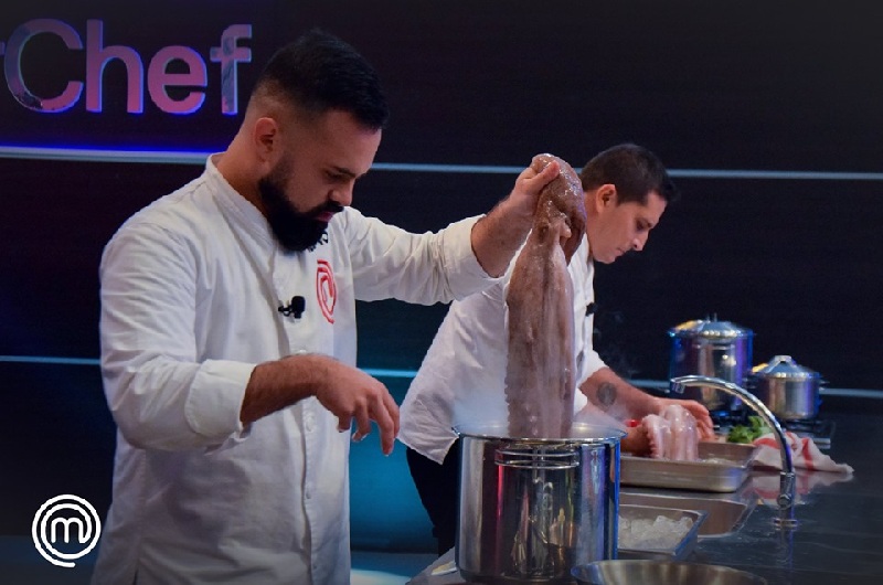 Isaías y Fernando disputando por un puesto en la final cocinando nada menos que pulpo. Se fue el primero y Fernando enfrentará a Joaquín por el título de MasterChef Paraguay. Foto de la página oficial de MasterChef Paraguay.