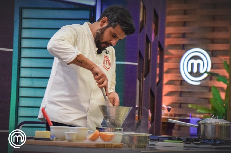 Joaquín en plena tarea de preparación de sus platos.