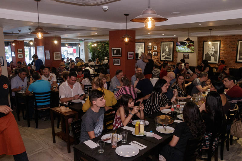 Domingo 13:00, el local está lleno de bote en bote. Todos concurren a conocer el secreto de la milanesa que salió campeona en Buenos Aires.