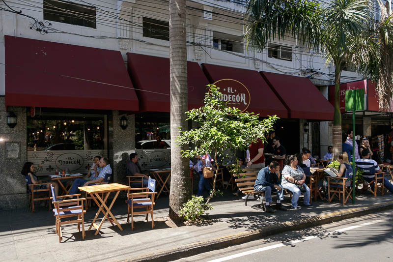 En el frente de El Bodegón habilitaron un espacio con mesas sobre las veredas para aumentar la capacidad del restaurante.