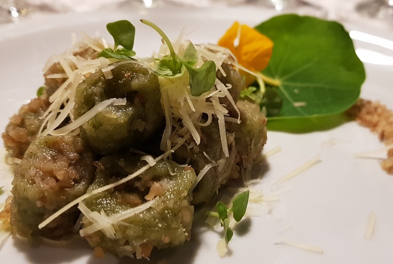 Ñoquis ahumados de mandioca y moringa con salsa? de nuez.