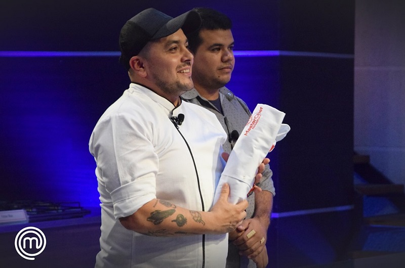 Julian Endara, chef de El Hormiguero Rar Bar fue el primero en recibir su chaqueta.