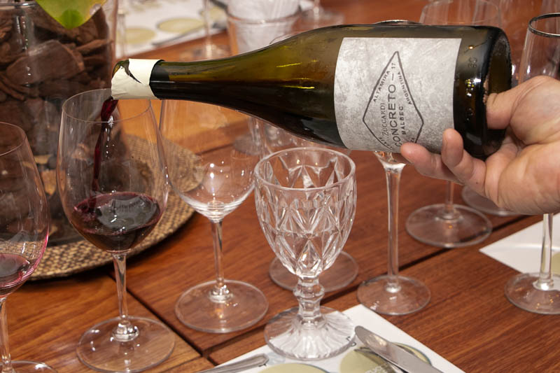 Explorando las diversas vinificaciones que se realizan con el malbec degustamos varios platos maridados con productos de dicha cepa.