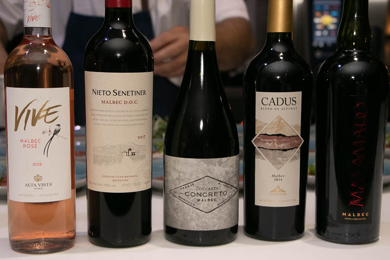 Cinco vinos elaborados con malbec. Incluso hubo una bienvenida con un espumante de Santa Julia.