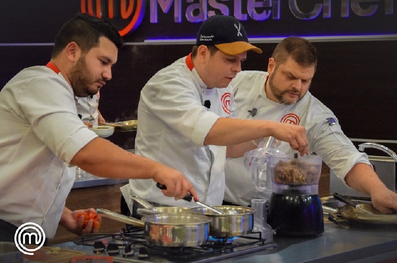 Juan Avila, izquierda y Pablo Mármol, derecho, fueron los dos primeros eliminados en MasterChef Paraguay Profesionales. En el centro aparece Osvaldo Villalba.