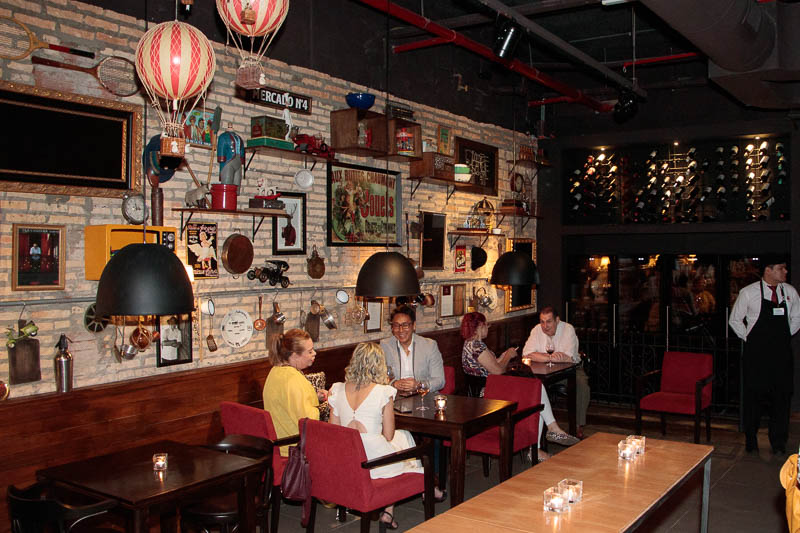 Un aspecto del salón del restaurante, en dónde combinaron el ambiente de bodegón que caracteriza a la marca con elementos más modernos a fin de adaptarlos al centro comercial.