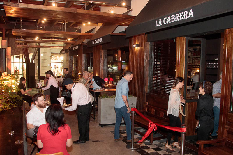 Entrada al loca de La Cabrera y en frente en la galería del Shopping del Sol, se instalaron mesas y sillas a la manera de una terraza que da frente a la avenida Aviadores del Chaco.
