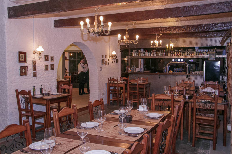 Un aspecto del salón principal de Lo de Silverio. También tiene espacios en una terraza en el frente y a cielo abierto en el patio trasero.