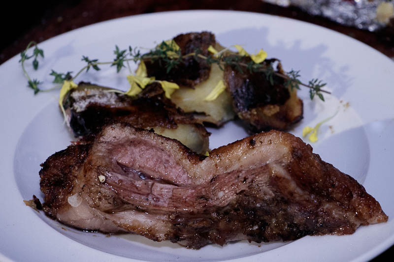 Un corte de asado a la uruguaya acompañado de boniato, batata con azúcar caramelizada a plomo.