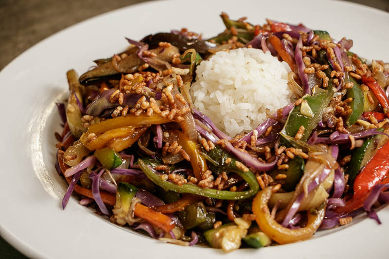 Vegetales al wok, otro de los platos que sirven en Lo de Silvero. También cocinan al wok, todo tipo de carnes.
