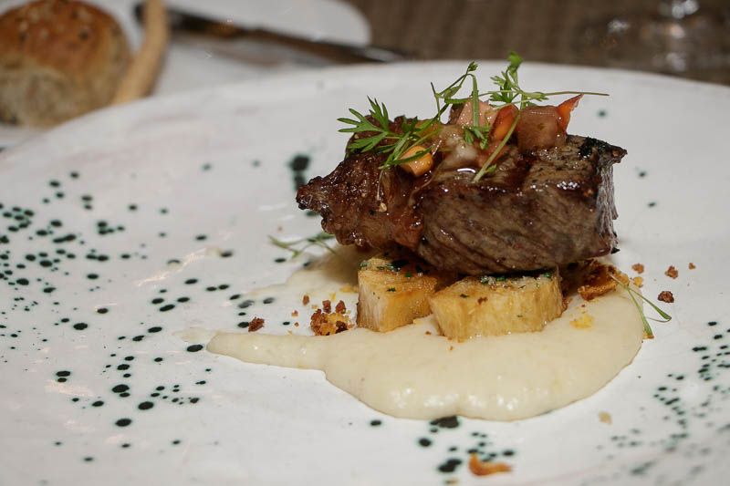 Ojo de bife con chimichurri y mandioca la provenzal. El plato del Mburicao elegido para maridar el tannat blend. Una delicia, el plato... y el vino.