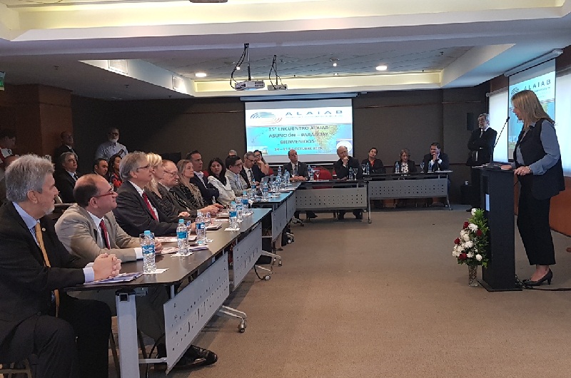 Acto de apertura de la reunión anual de ALAIAB. La ministra de Industria, Liz Cramer dirigiéndose a los representantes de industrias alimentacias de toda América Latina.