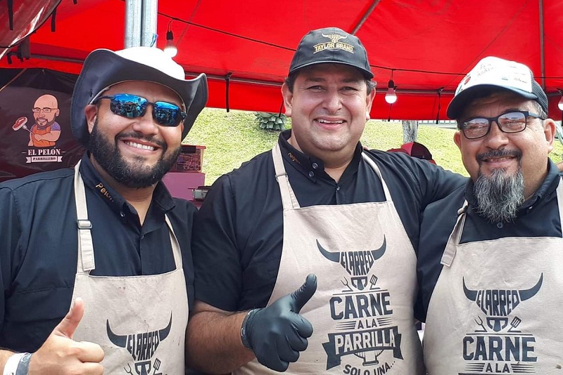 Leyzman Salim, primero de la derecha, junto a los costarricenses Alejandro Esquivel y Federico Quesada, con quienes partcipará en el mundial del asado, en Estados Unidos.
