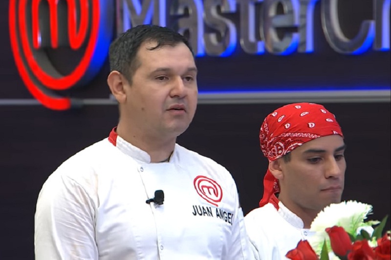 Juan Angel Villamayor, capitán del equipo que anoche se anotó la primera gran goleada en MasterChef. A su lado, Rodrigo León uno de los integrantes de su grupo que se destacó con los finger foods.