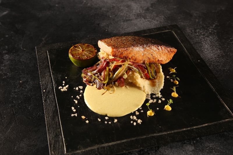 Cristal Salmón. Salmón rosado grille, pure de papa ahumado, vegetales salteados, lactonesa de curry y sal de cítricos.