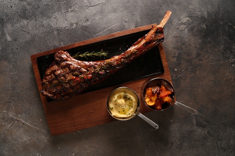 Tomahawk, tomahawk de ternera, un kilo, pure de papas ahumadas, vegetales asados, chimichurri, sal de malbec salsa criolla.