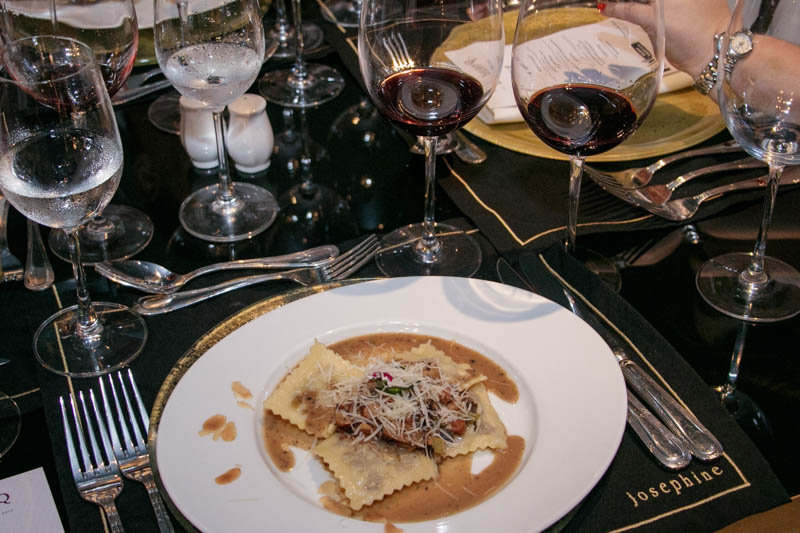 En el plato, ravioles con salsa de hongos y almendras. En las copas, Zuccardi Q Malbec 2000 y Zuccardi Q Tempranillo 2006.
