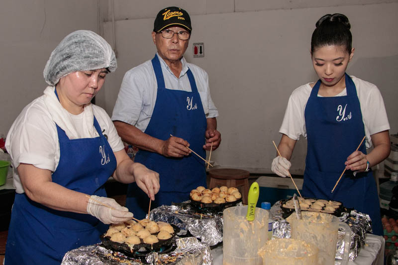Estas bolitas hechas con una masa de harina y rellenas de pulpo fue el plato más solicitado de la feria gastronómica japonesa.