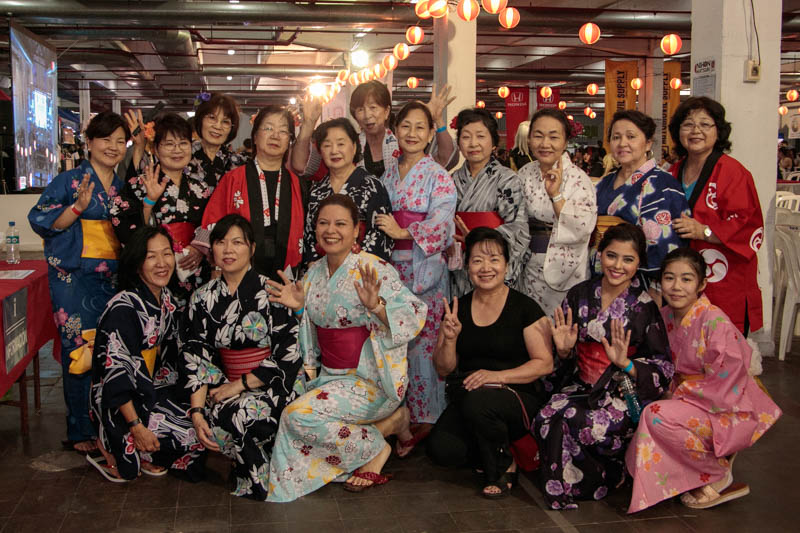 Una postal del Nihon Matsuri. Mujeres ataviadas con kimonos posan en medio de la mayor festividad de los japoneses en nuestro paíos.