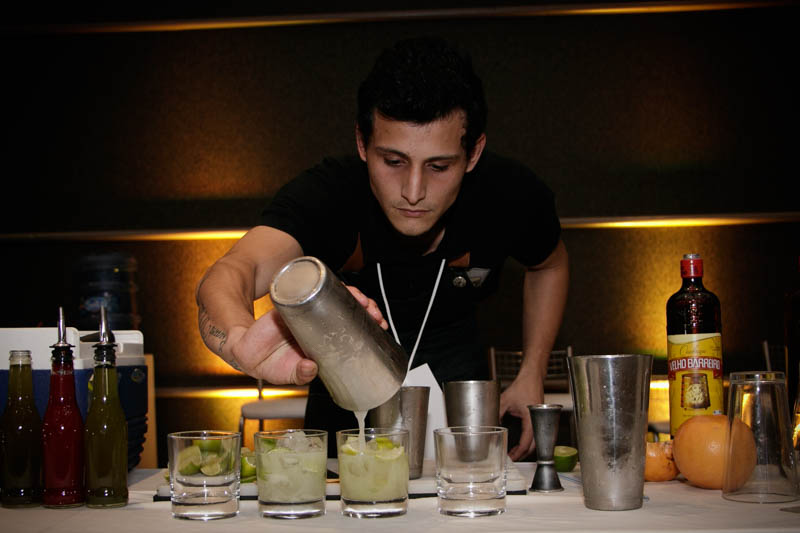 El campeón preparando la caipiriña tradicional. Enrique Paredes llevó para Lo de Osvaldo el título de mejor caipiriña del 2019.