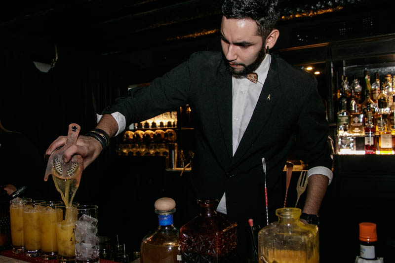 César Ocampos, el jefe de la barra, es el autor de la nueva carta de tragos en The Broklyn Hotel. Aquí preparando varios Al Capone.