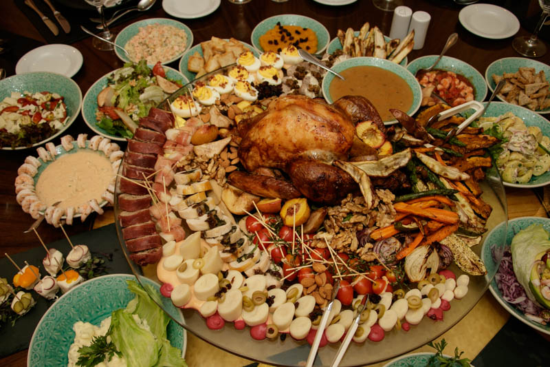 Una mesa buffet con una muestra de las ofertas que se tienen pensado ofrecer en las cenas de fin de año, presentó hoy el Sheraton Asunción Hotel anunciando el nutrido programa de eventos gastronómicos que tiene previsto para estas fechas.
