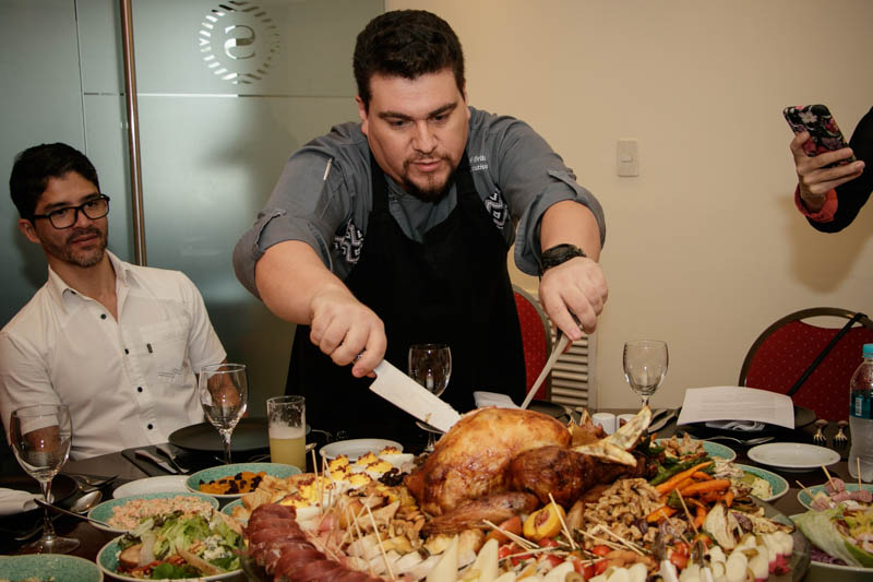 Juan José Brítez, chef ejecutivo del Hotel Sheraton cortando el pavo que será el menú principal que se ofrecerá en la noche de Navidad.