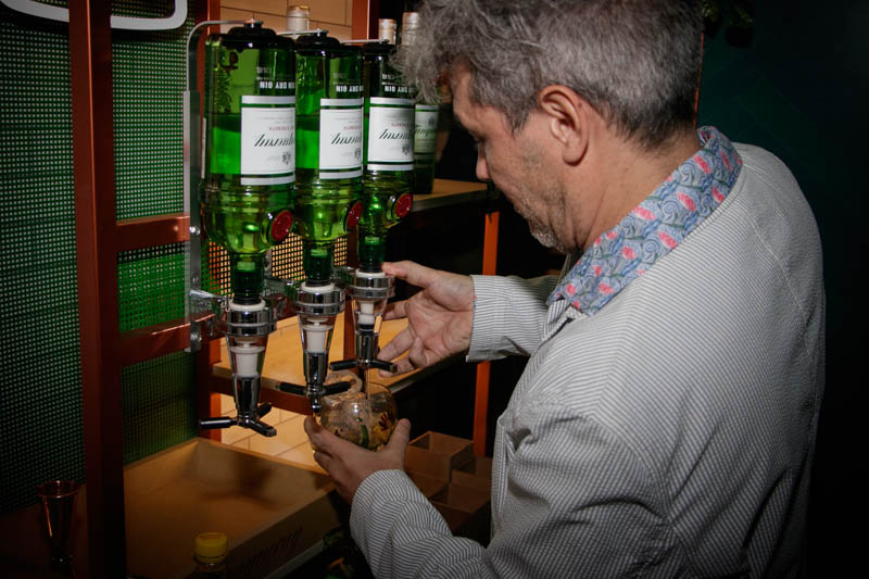 Anoche durante el evento los invitados tuvieron la oportunidad de preparar sus propios tragos.