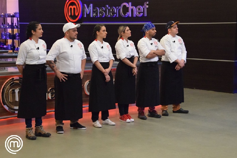 De izquierda a derecha, Carolina, Julián, Regina, Lizzie, Rodrigo y Osvaldo. Nunca antes la ronda de eliminación estuvo tan pareja, reñida y difícil. Y se fueron dos. (Foto del sitio oficial del programa).