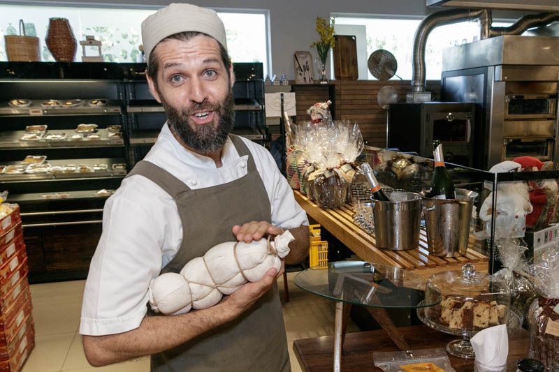 El chef Ignacio Fontclara acunando a su madre madre como si fuera un bebé. Allí radica el secreto de todo buen panificado.