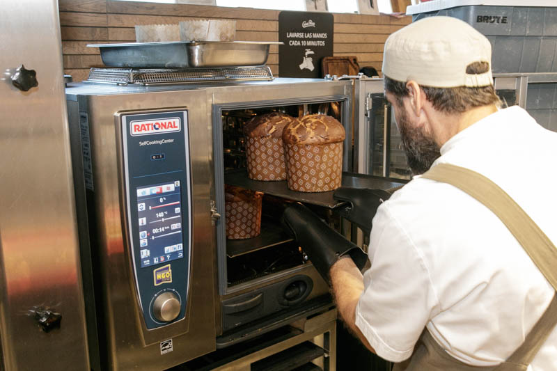 El panettone saliendo del horno Rational, todavía tiene que reposar un tiempo, cabeza para abajo, para estar apto para el consumo. Todo un largo pero justificado proceso.