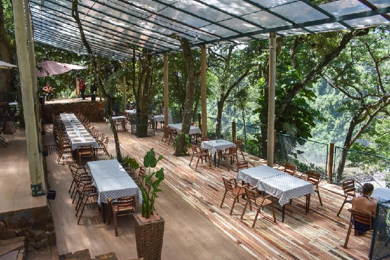Otra vista de la terraza del restaurante, al fondo se aprecia un escenario ya que el servicio también incluye show. Fotos gentiliza de Mabel Martínez, quién es la encargada del restaurante.