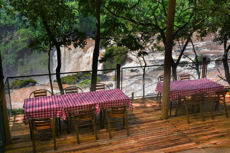 Parte de la ampliada terraza del restaurante Aqua con el fondo de los Saltos del Monday. A partir de hoy se habilita en horario nocturno los viernes y sábados.