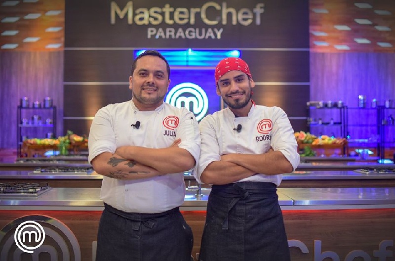 Julián Endara, izquierda y Rodrigo León disputarán por el título de primer MasterChef Profesionales del Paraguay. Foto del sitio oficial del programa.